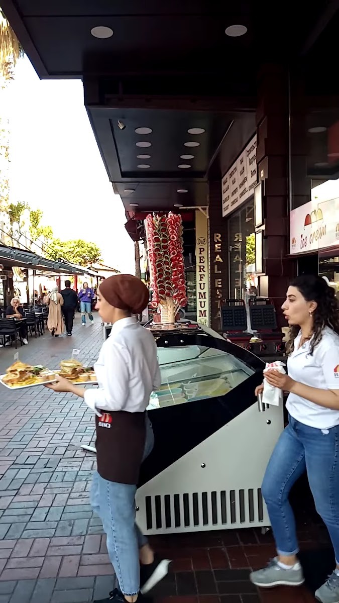 HANCI Bistro & Patisserie ( Atatürk Cad. Şube ) - Mağazalar